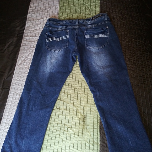 Destructed Jean Capris - Picture 2 of 8